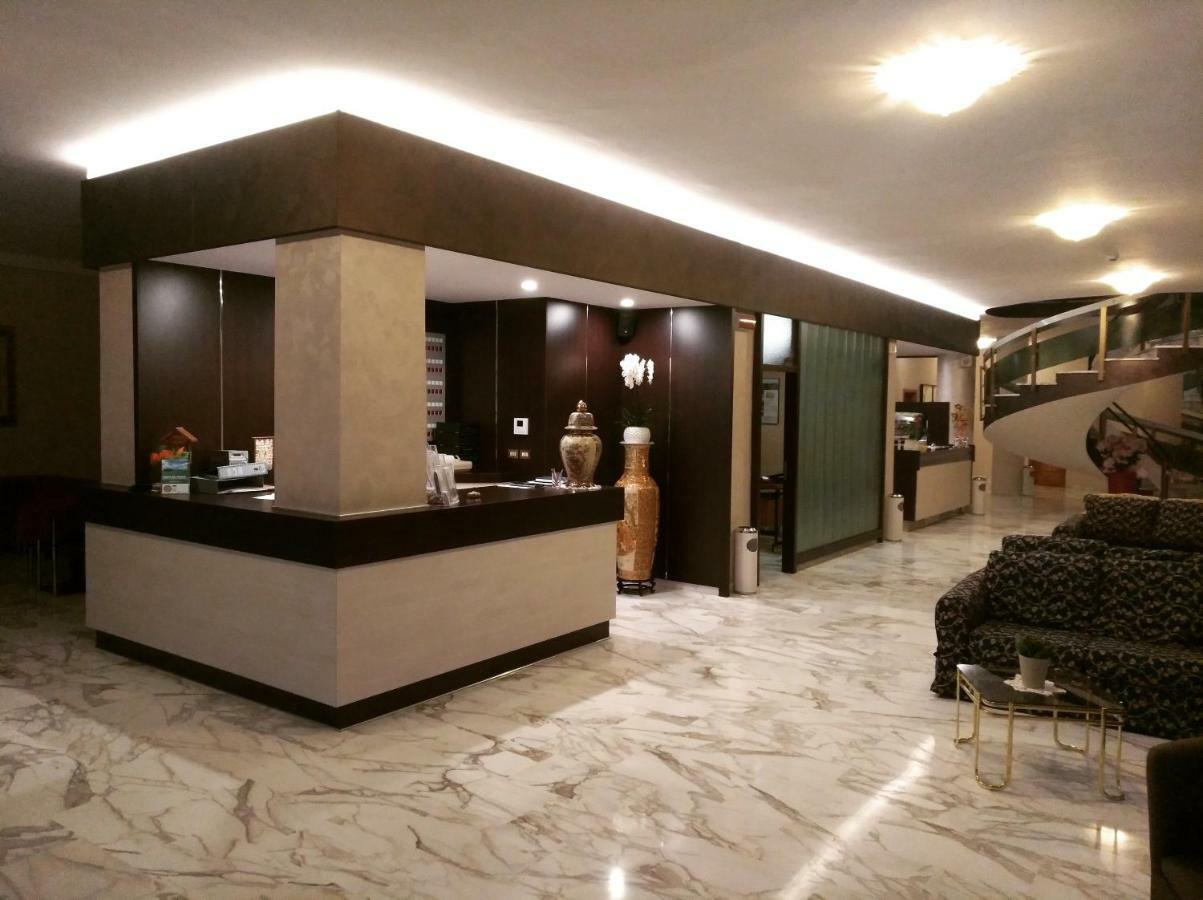 Hotel Reali キアンチャーノ・テルメ エクステリア 写真